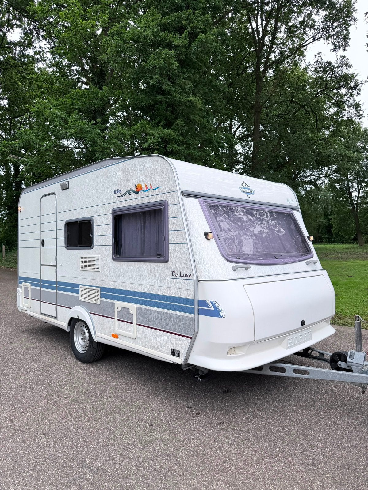Nette Hobby 400 De Luxe te koop!, Caravans en Kamperen, Caravans, Hobby, Bedrijf, Treinzit, 4 tot 5 meter