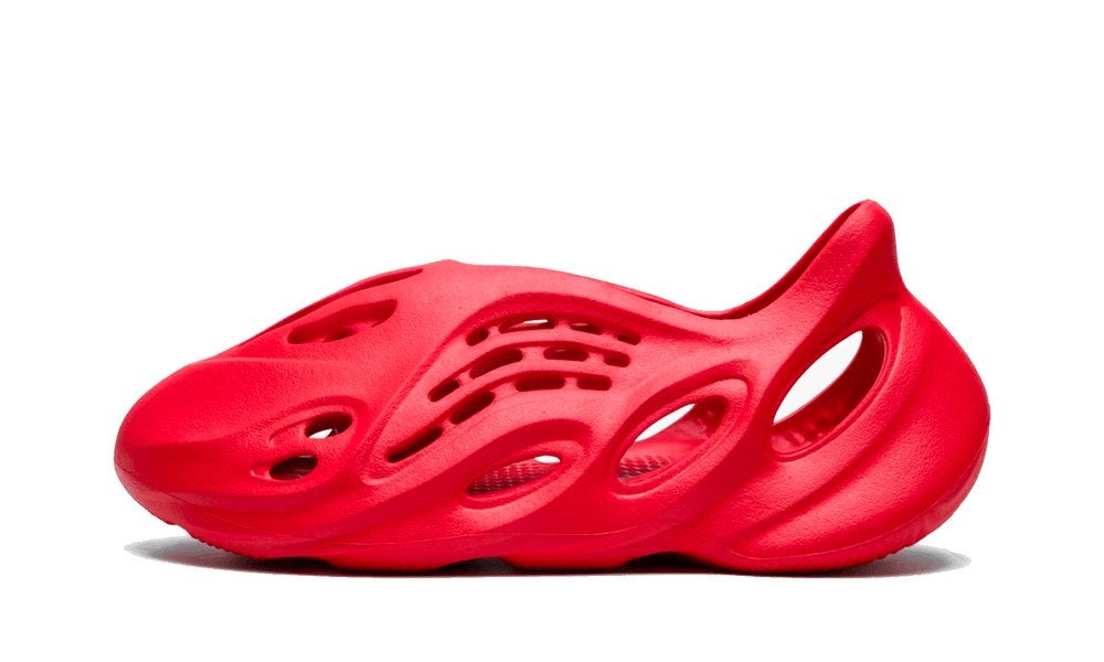 Yeezy Foam RNNR Vermillion maat 37, Kleding | Heren, Schoenen, Ophalen of Verzenden, Nieuw, Zwart