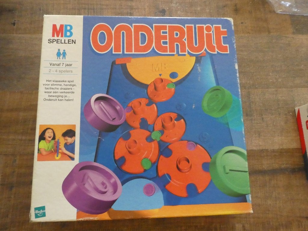 Onderuit MB gekleurde vierkante doos vanaf 7 jaar., Een of twee spelers, Ophalen of Verzenden, Zo goed als nieuw, MB Spellen