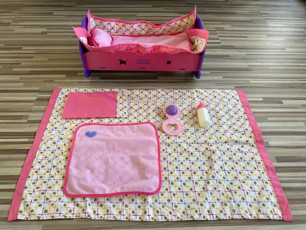 Poppenbedje met handgemaakte accessoires, Ophalen of Verzenden, Zo goed als nieuw, Babypop