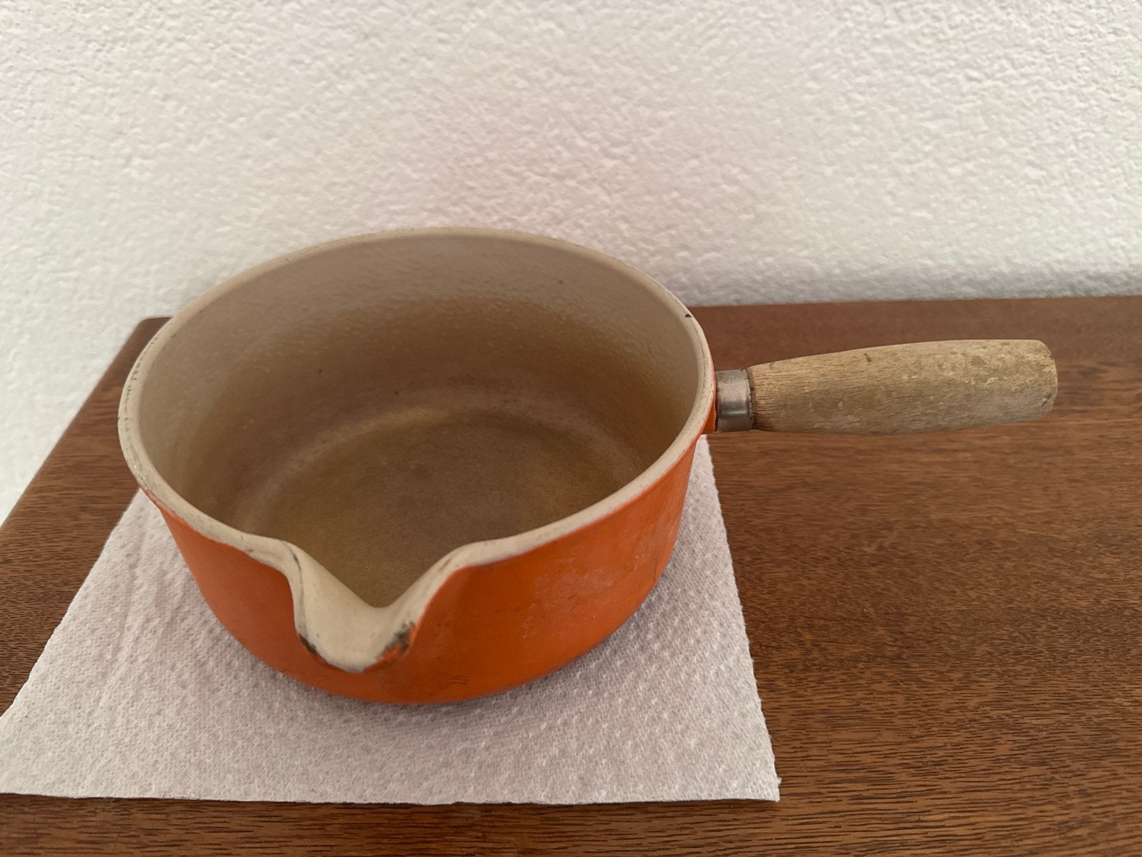 Le Creuset Gietijzeren Steelpan Oranje, Huis en Inrichting, Keuken | Potten en Pannen, Gebruikt, Gietijzer, Met schenktuit, Le Creuset