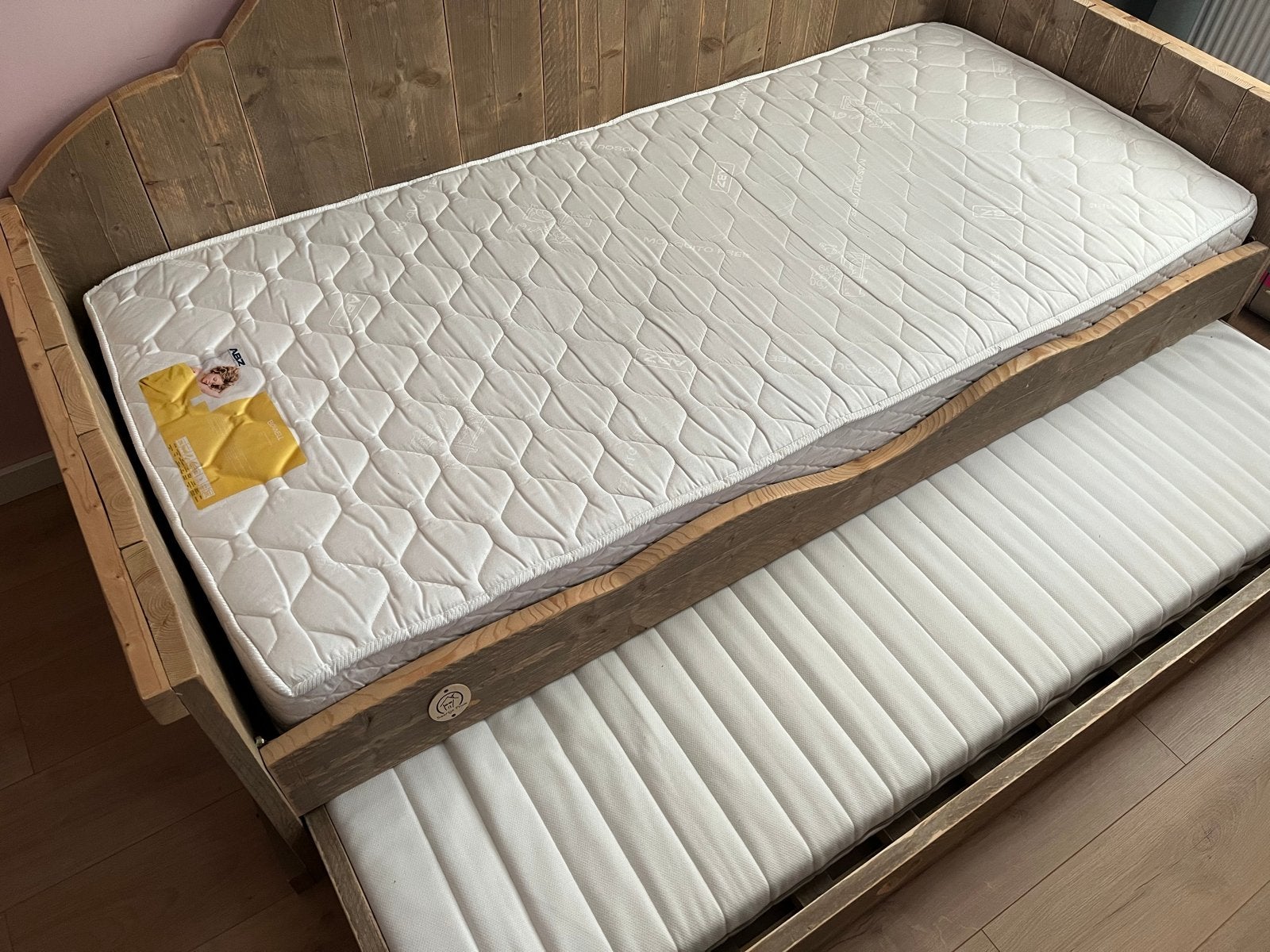 Steigerhouten bed met uitschuifbaar logeerbed, Ophalen, Gebruikt, 90 cm, Eenpersoons