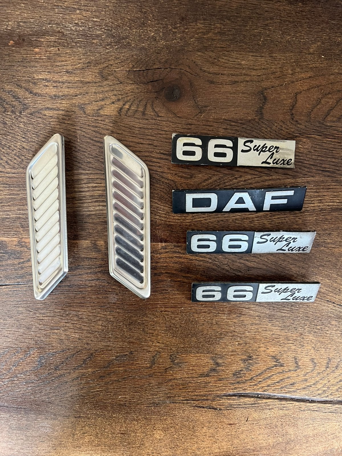 Daf 66 emblemen, Ophalen