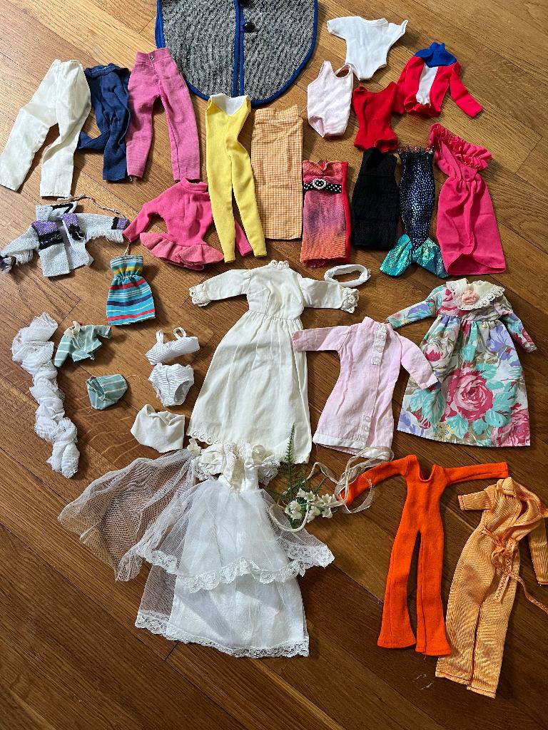 Veel oude barbie kleertjes, Verzamelen, Poppen, Ophalen of Verzenden, Gebruikt, Fashion Doll