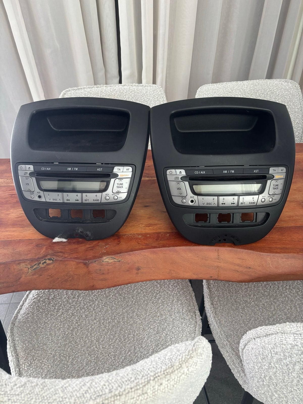 2x Auto Radio CD/AUX AM/FM Spelers voor peugot 107, Auto diversen, Ophalen, Gebruikt