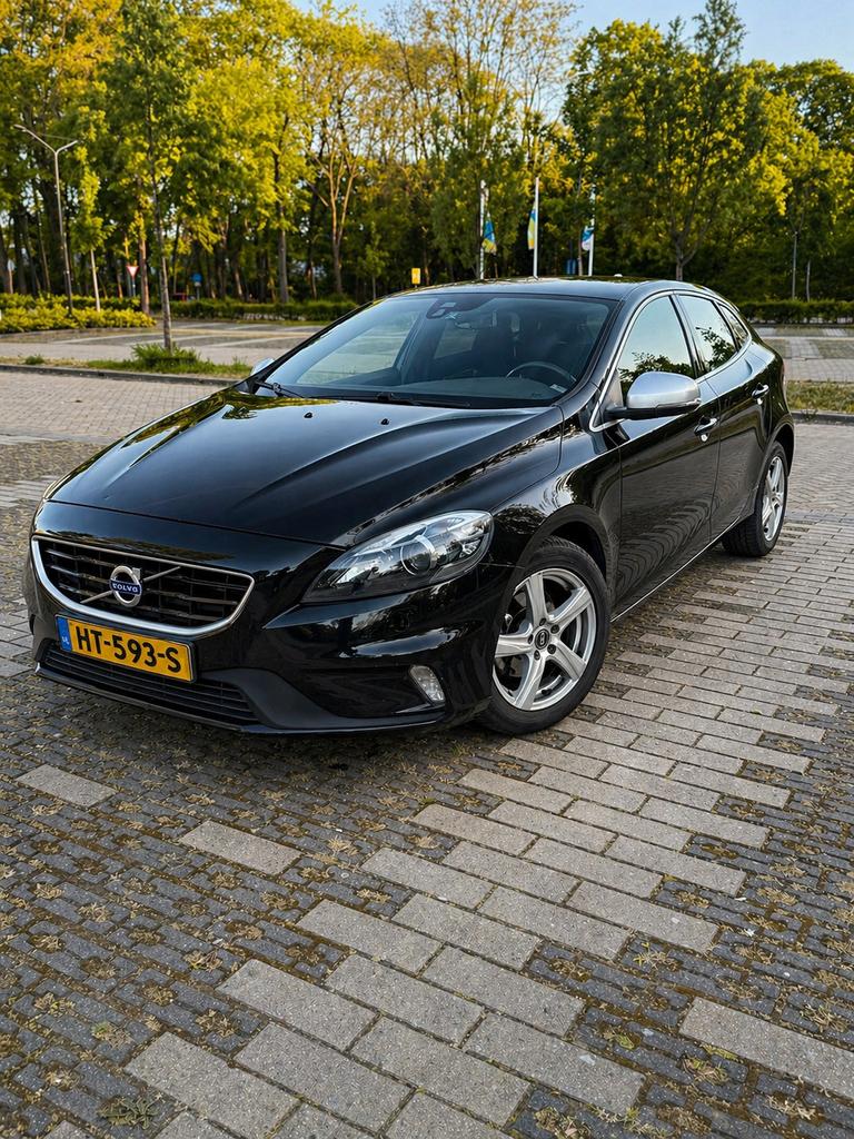 Volvo V40 D2 R-Design Hatchback | Trekhaak | Leder/Alcantara, Voorwielaandrijving, 4 cilinders, 1969 cc, Zwart