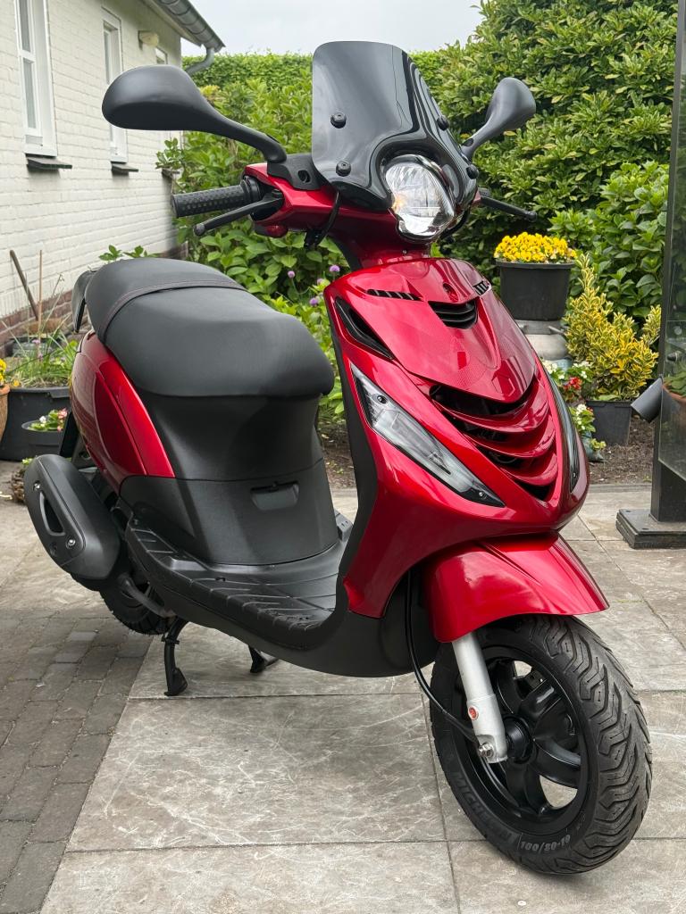 ⭐️Piaggio zip 4 takt 50cc Candy red Full option Nieuwstaat⭐️, Fietsen en Brommers, Niet ingevuld, Niet ingevuld, Niet ingevuld