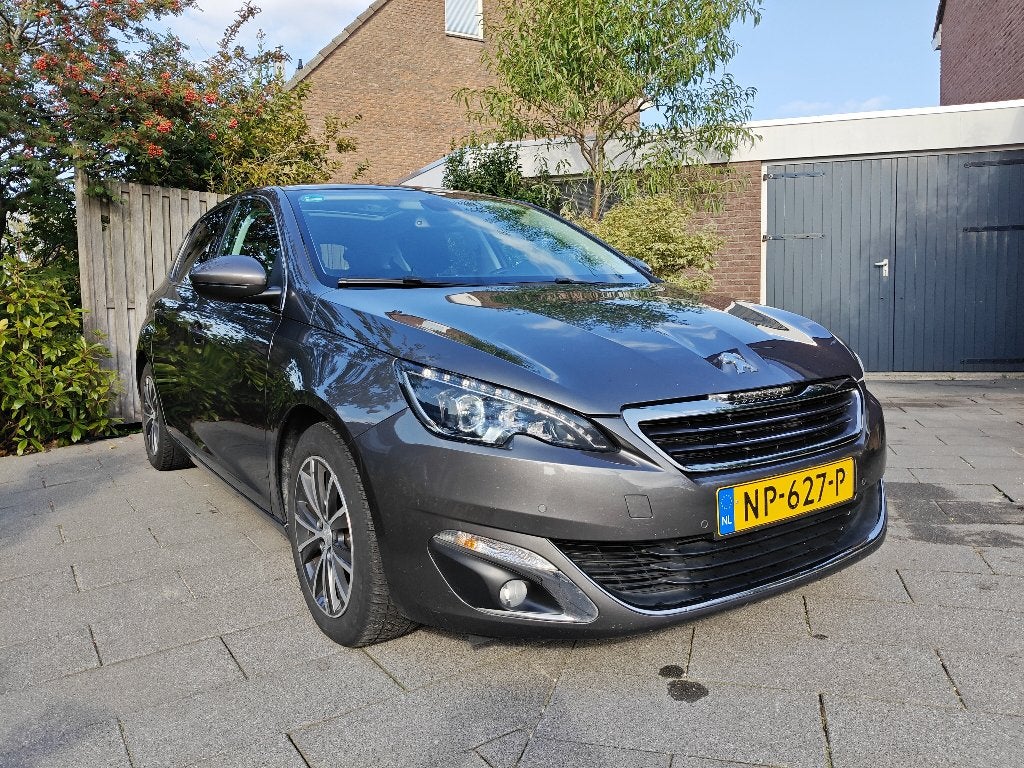 Peugeot 308 1.2E-THP 110 Allure 2017 | Pano | Camera | PDC, Voorwielaandrijving, Stof, Zwart, 1199 cc