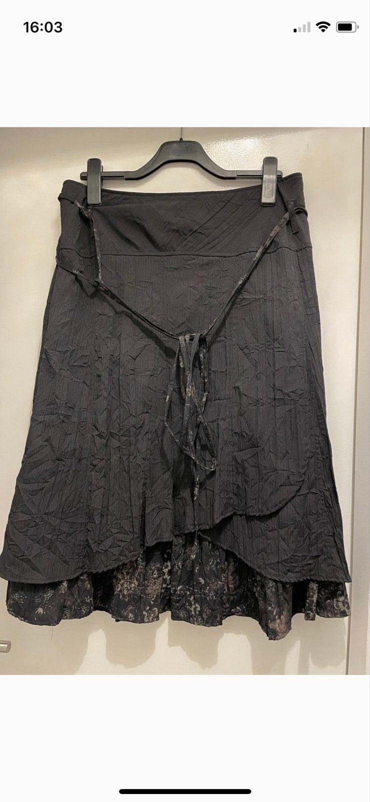 Zwarte wikkelrok met bloemenprint, maat 42, Kleding | Dames, Ophalen, Zwart, Maat 42/44 (L), Zo goed als nieuw