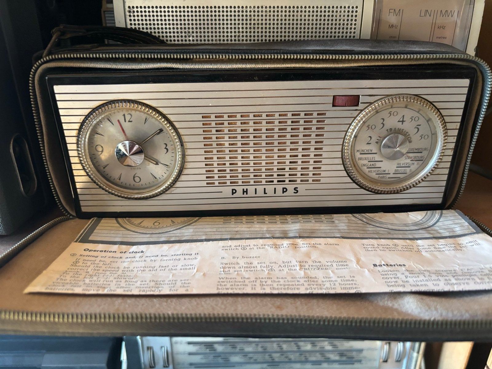 Philips Draagbare Radio met Klok en Alarm uit 1959, Antiek en Kunst, Antiek | Tv's en Audio, Ophalen of Verzenden
