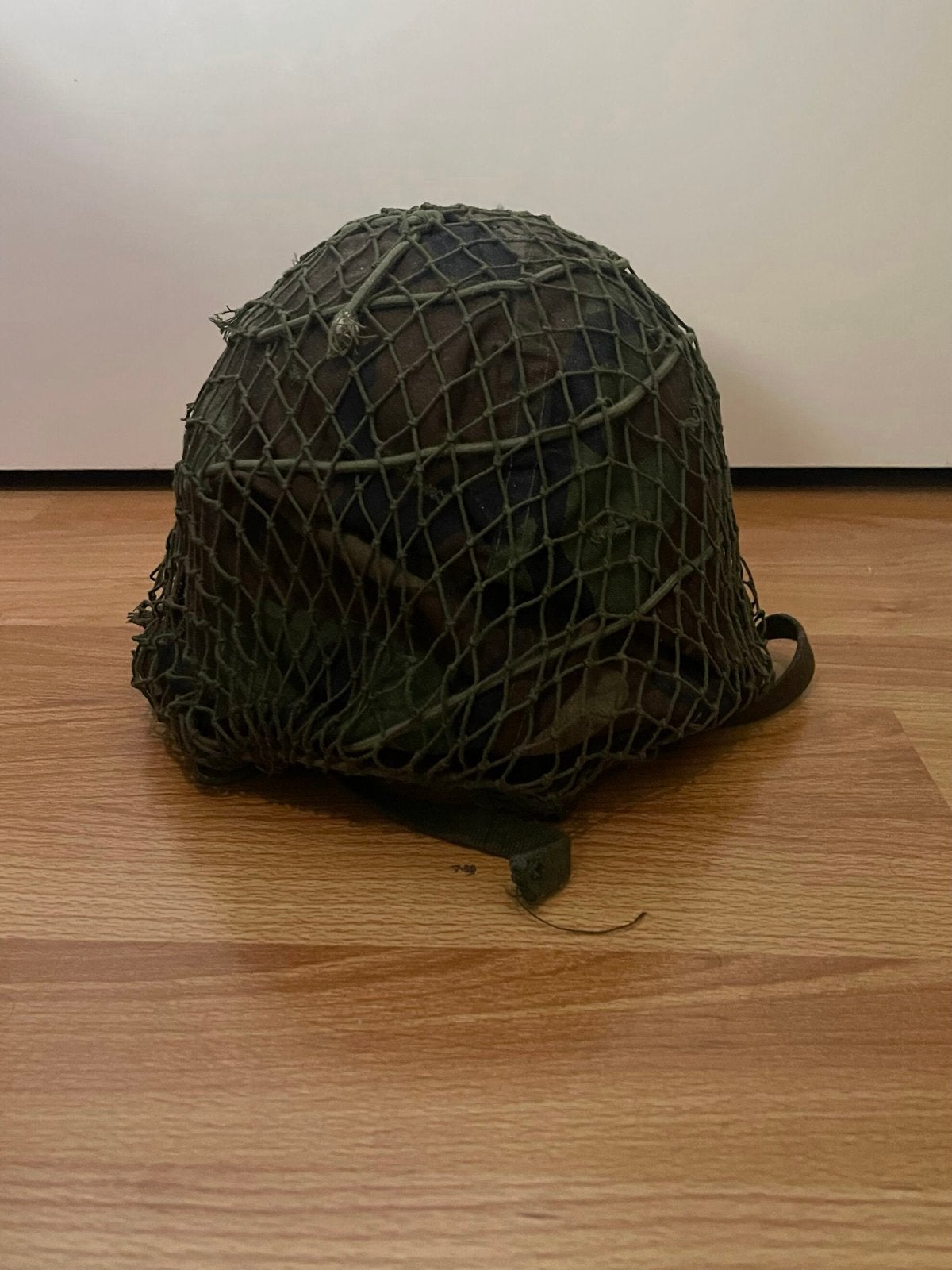Nederlandse militaire helm met camouflage net, Ophalen of Verzenden, Landmacht, Nederland, Helm of Baret