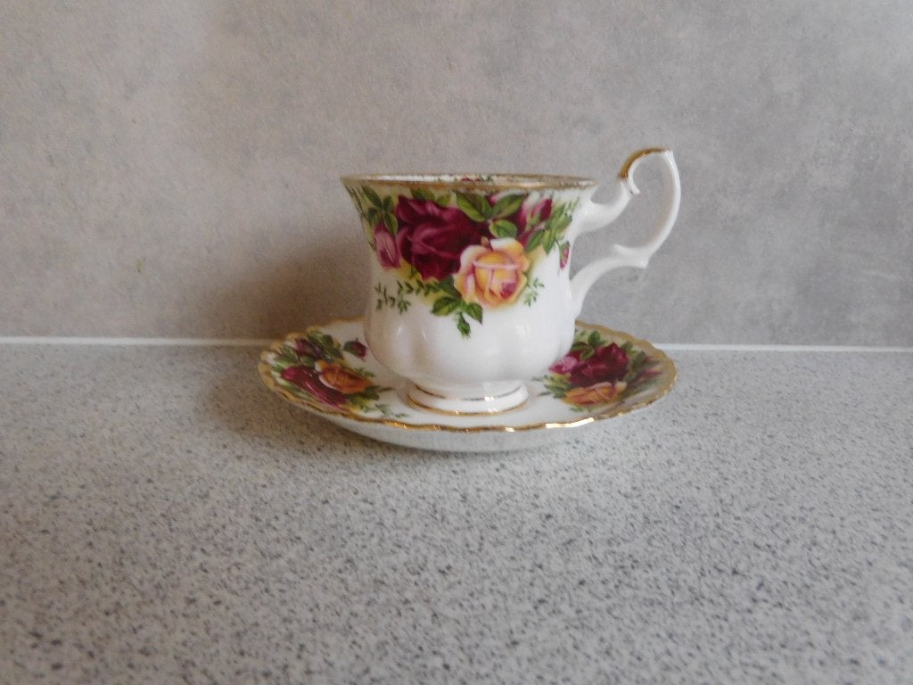 Kop en Schotel Fine Bone China Country Rose Royal Albert, Verzamelen, Ophalen of Verzenden, Zo goed als nieuw, Porselein, Kop en/of schotel