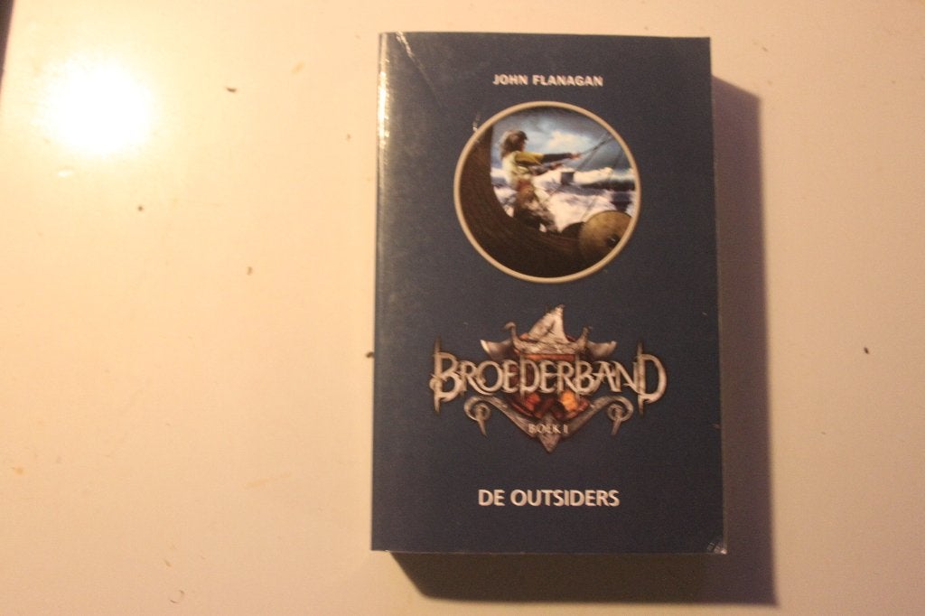 502g - boek - broederband - de outsiders - john flanagan, Boeken, Ophalen of Verzenden, Gelezen