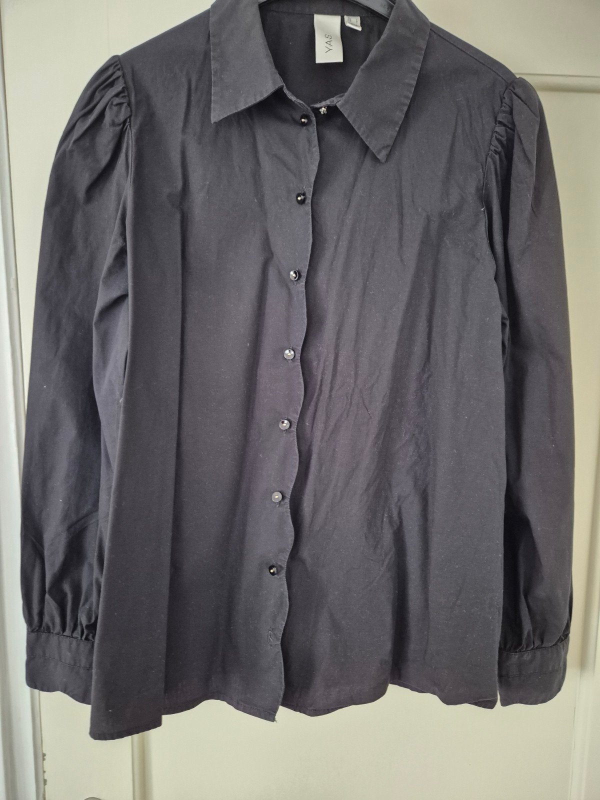 Zwarte blouse maat L van Y.A.S. met klein pofmouwtje. Heeft, Zwart, Maat 42/44 (L), Ophalen of Verzenden, Zo goed als nieuw