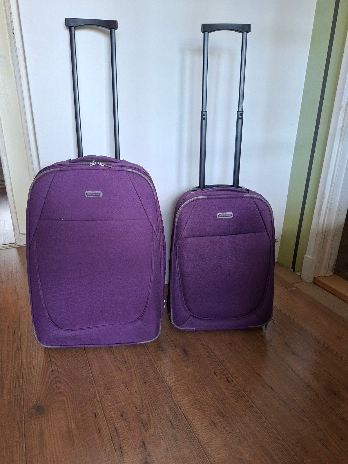 Set van 2 paarse koffers, wieltjes en uitschuifbare handgr, Ophalen of Verzenden, Gebruikt, Hard kunststof, Uitschuifbare handgreep