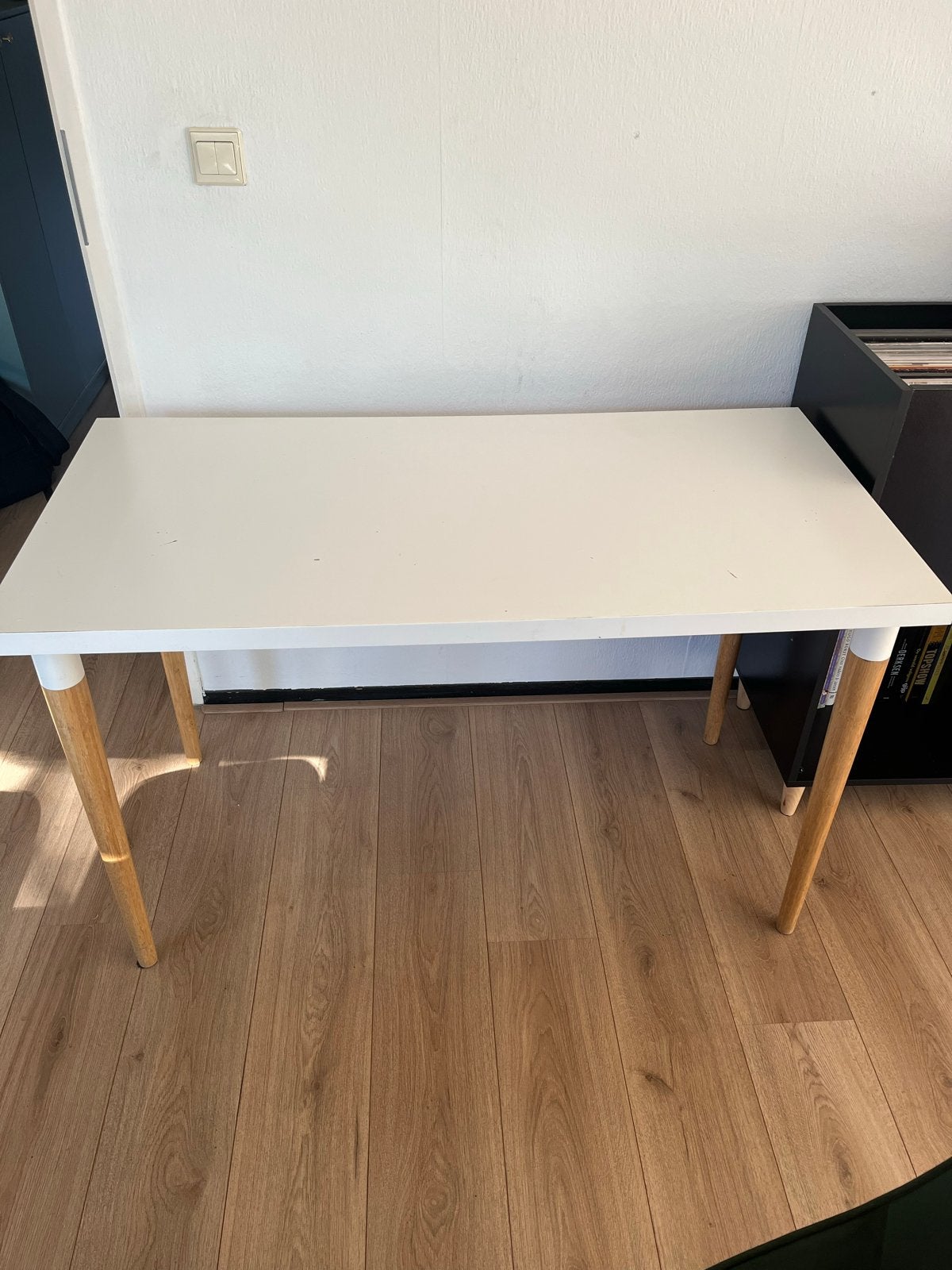 Witte tafel / bureau  met houten poten, Huis en Inrichting, Bureaus, Ophalen, Gebruikt