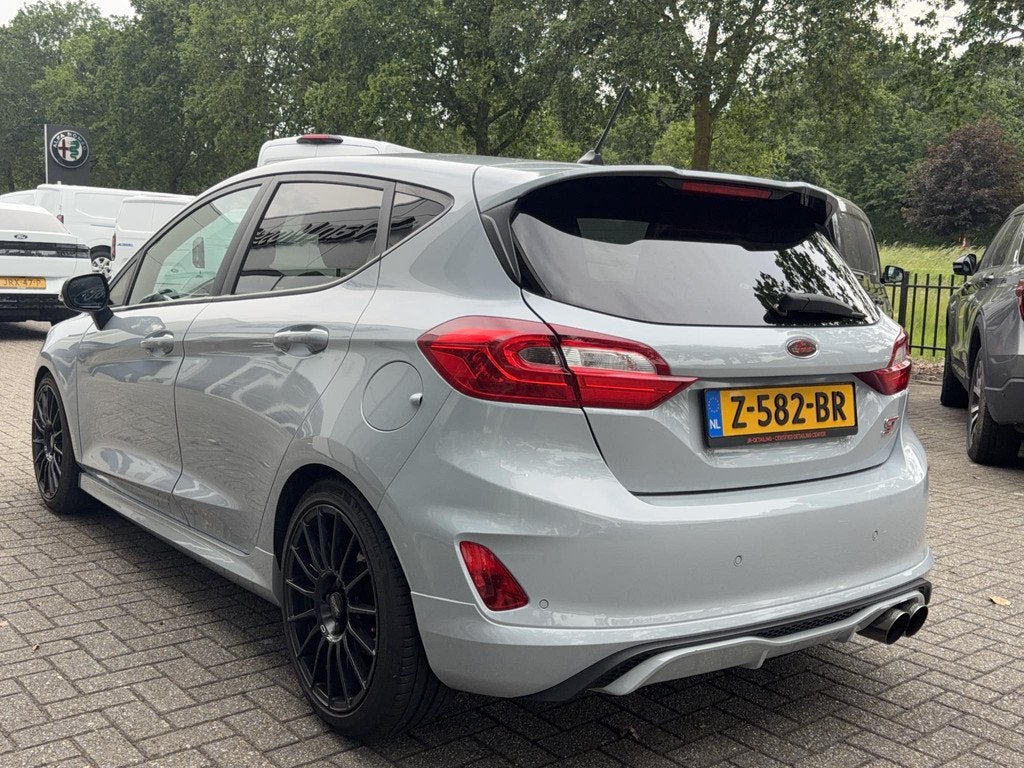 Ford Fiesta 1.5 EcoBoost ST-3 akrapovich + certificaat + par, Voorwielaandrijving, Euro 6, Leder en Stof, Handgeschakeld