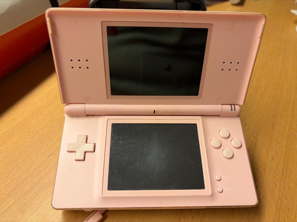 Roze Nintendo DS Lite - Gebruikt maar werkt goed, Spelcomputers en Games, Spelcomputers | Nintendo DS, Ophalen of Verzenden, Gebruikt
