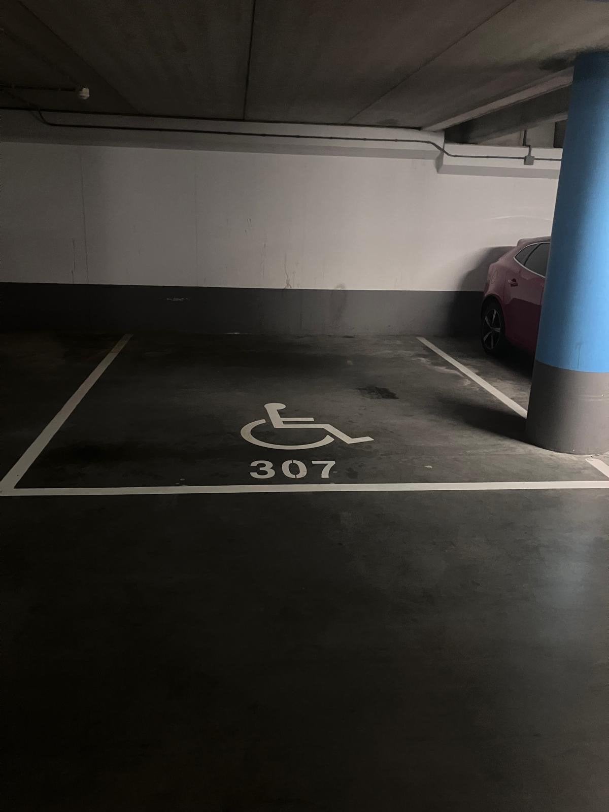 Ruime (invalide)parkeerplaats Mariastichting Haarlem, Huizen en Kamers, Garages en Parkeerplaatsen