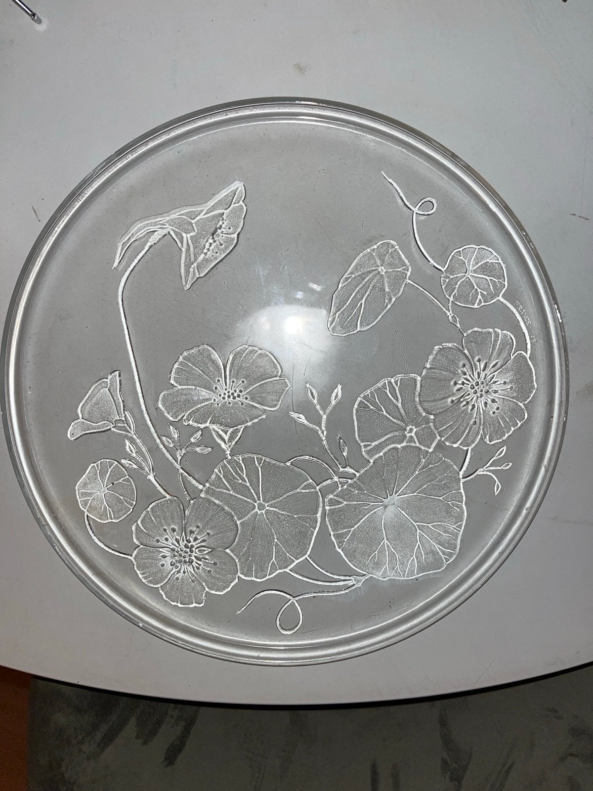 Glazen bord met bloem reliëf, doorsnede 30 cm, Antiek en Kunst, Ophalen of Verzenden