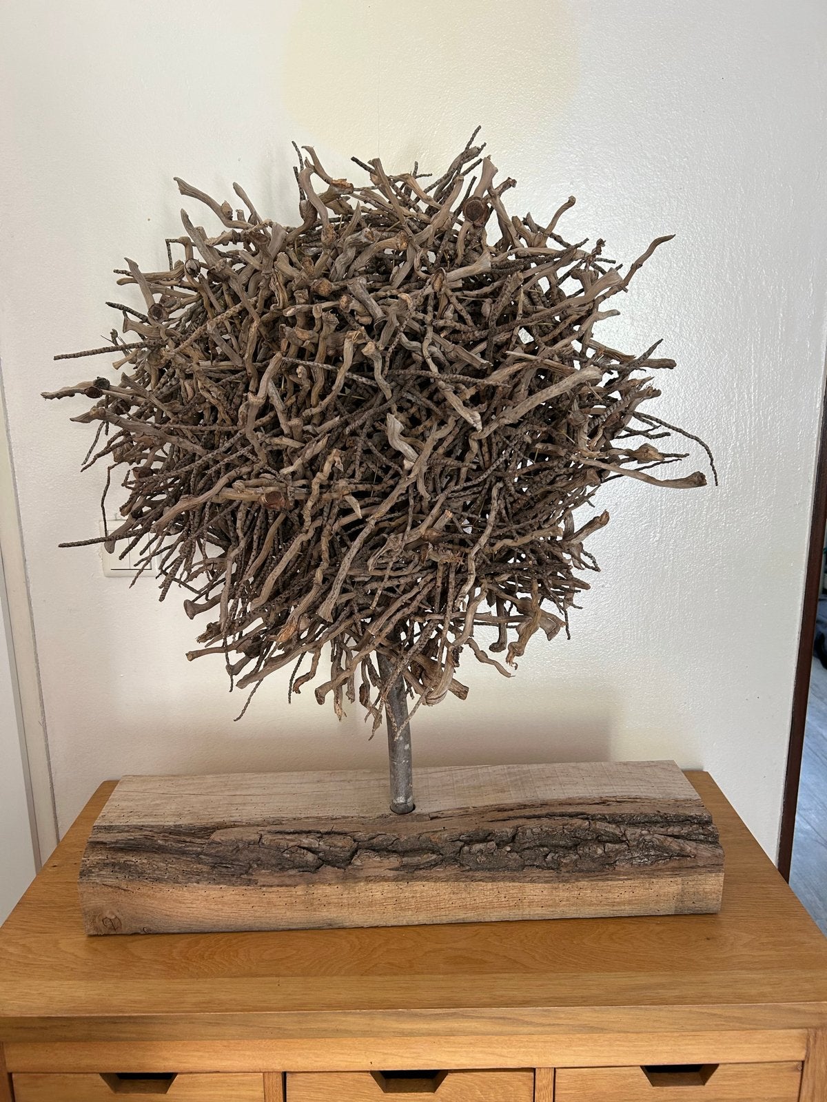 Decoratieve bol van takken op houten voet, Ophalen, Hout, Bruin, Landelijk