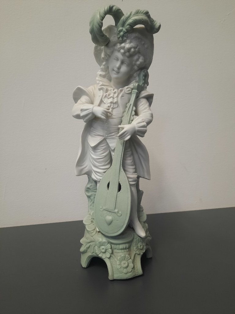 Biscuit-porseleinen beeld van luitspeler, Ophalen of Verzenden, 20 - 50 cm, Steen of Keramiek, Beeld