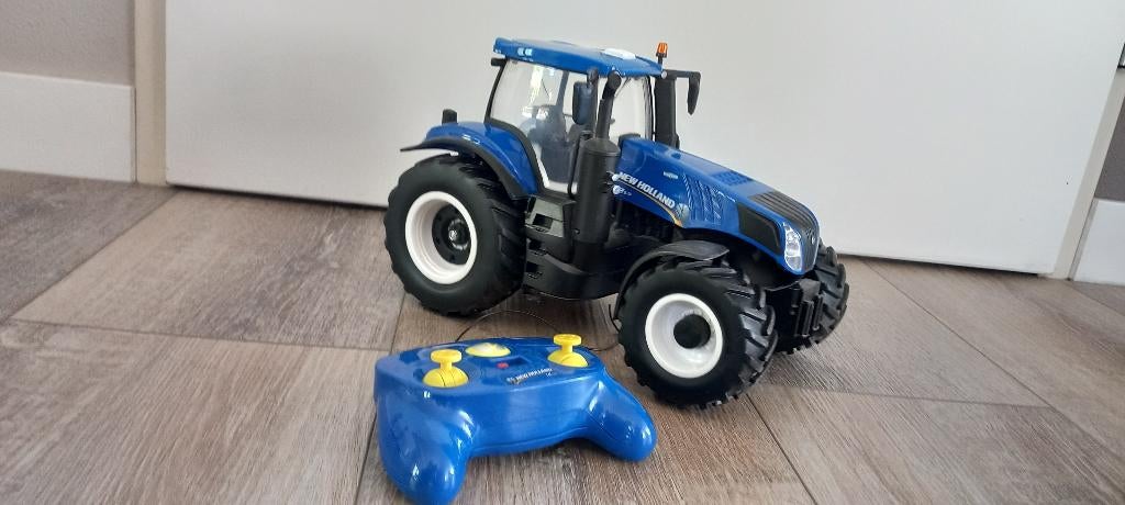 New Holland T8 op afstand bestuurbaar, Kinderen en Baby's, Speelgoed | Speelgoedvoertuigen, Zo goed als nieuw, Afstandsbediening