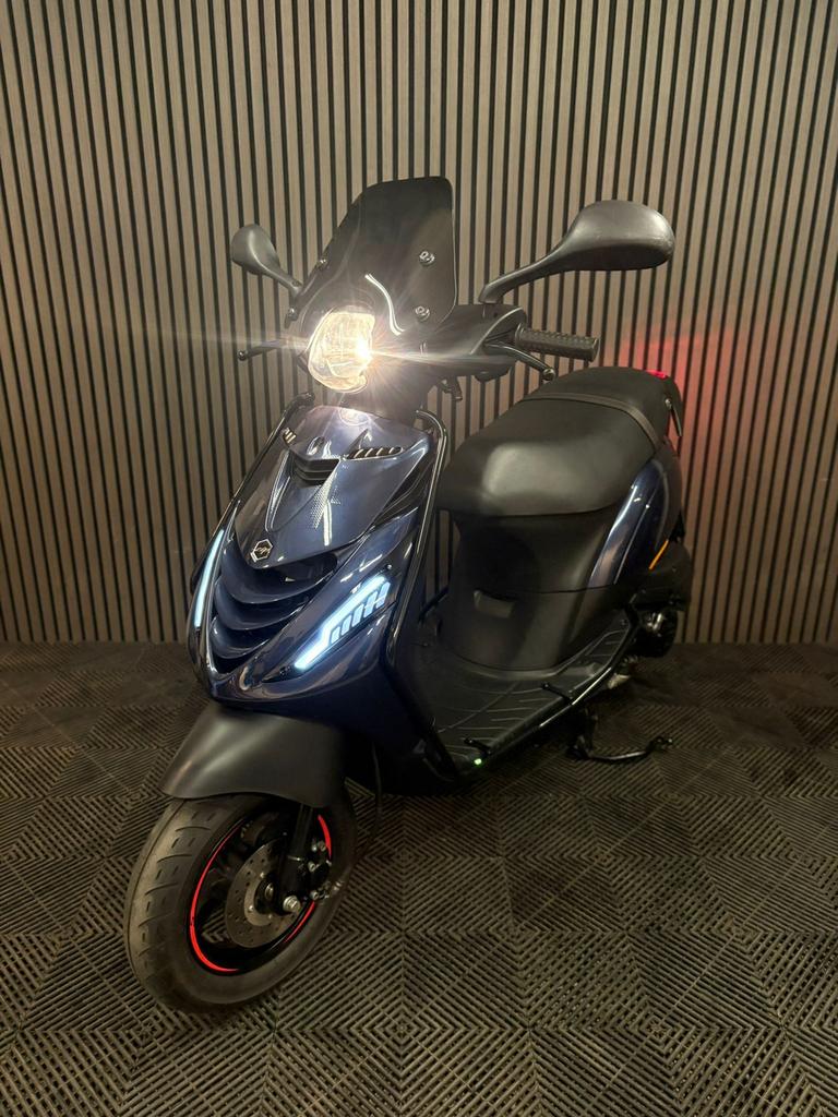 PIAGGIO ZIP 4T 3V BROM 2022 FULL OPTION MIDNIGHT BLUE, Maximaal 45 km/u, Zip, Ophalen of Verzenden, Zo goed als nieuw