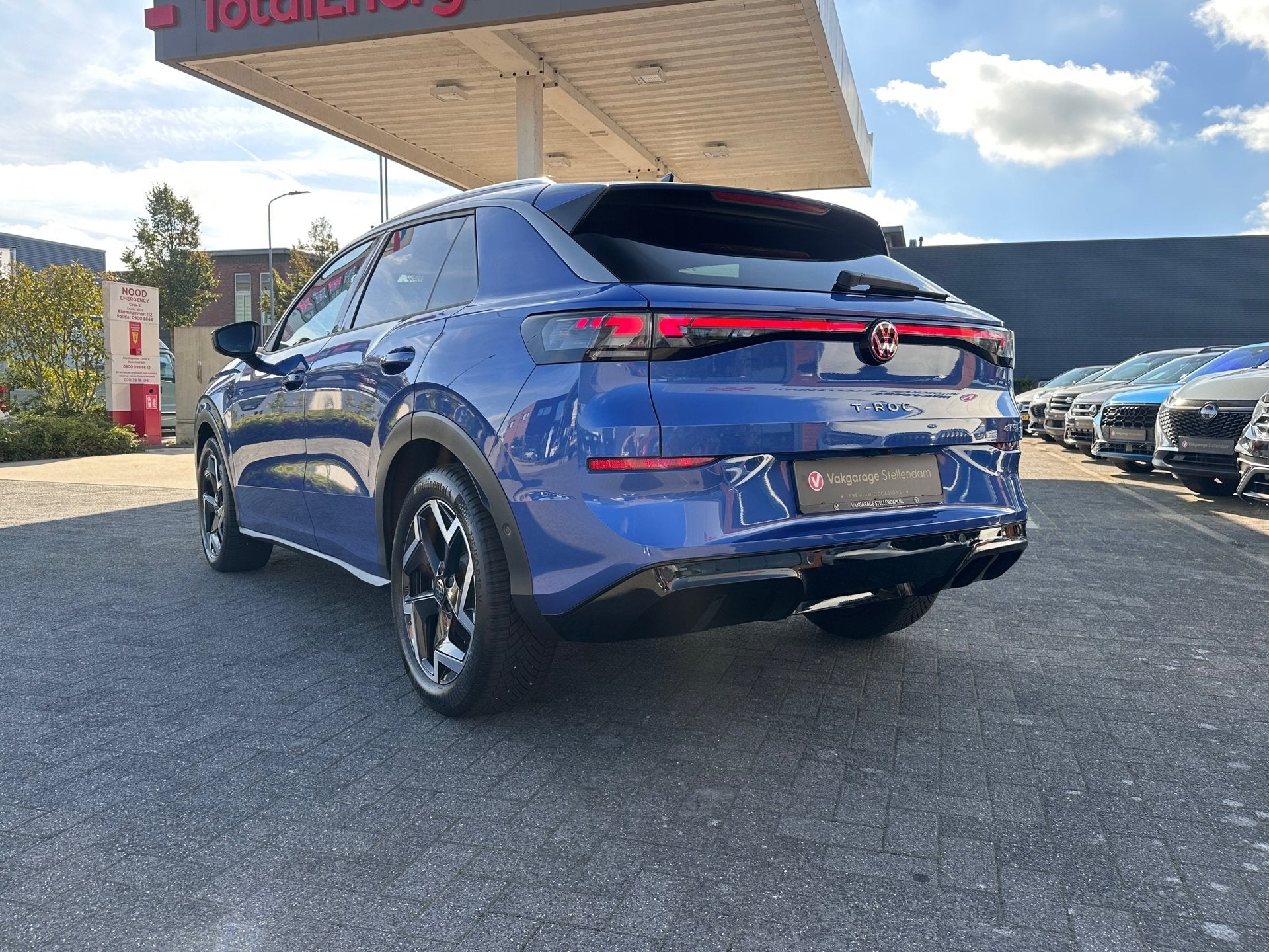 Volkswagen T-Roc 1.5 eTsi 150pk R-Line|Matrix LED|Keyless|AC, Auto's, Dealer onderhouden, Gebruikt, Zwart, 4 cilinders