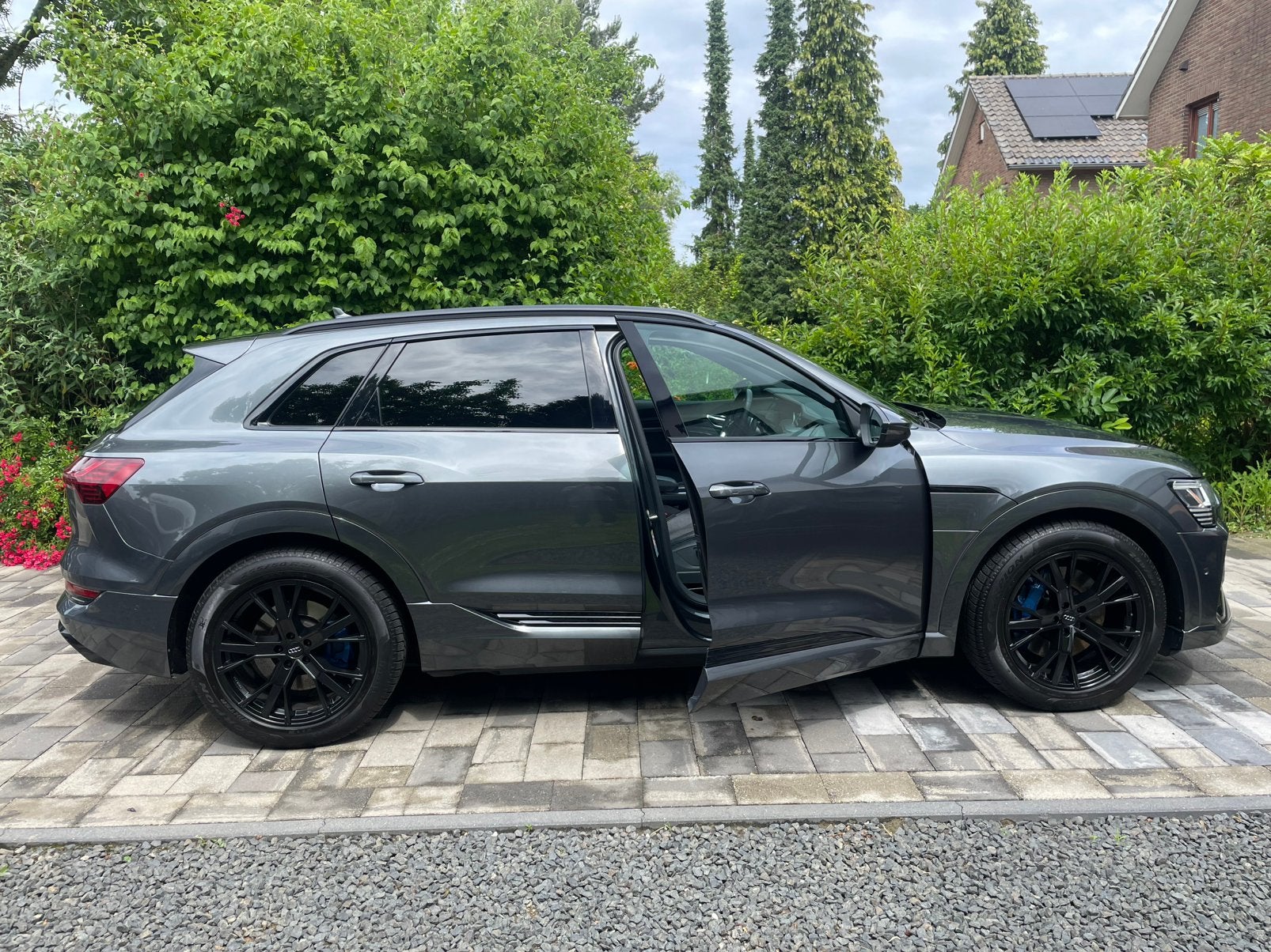 Audi e-tron 3xs-line black edition Quattro, Auto's, Automaat, 1800 kg, 124 €/maand, Origineel Nederlands