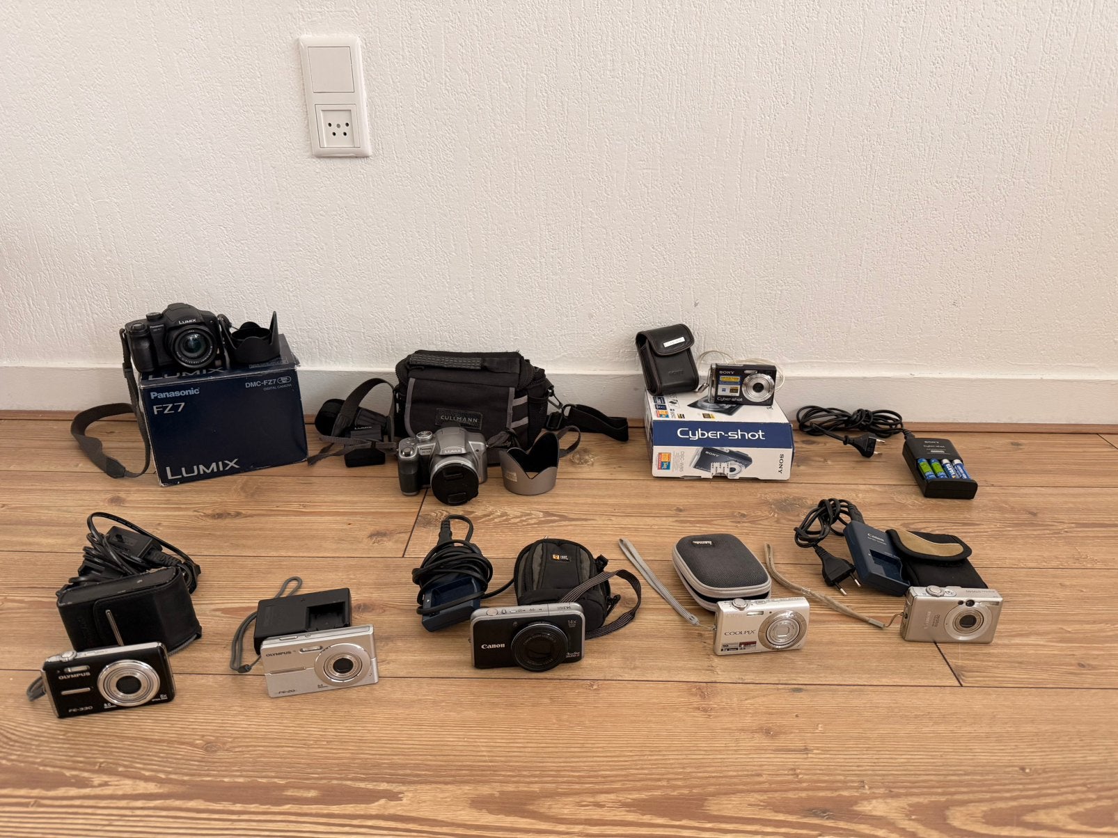 Partij van 8 digitale camera's en accessoire, Canon, Geheugenkaart, Ingebouwde flitser, Ophalen of Verzenden