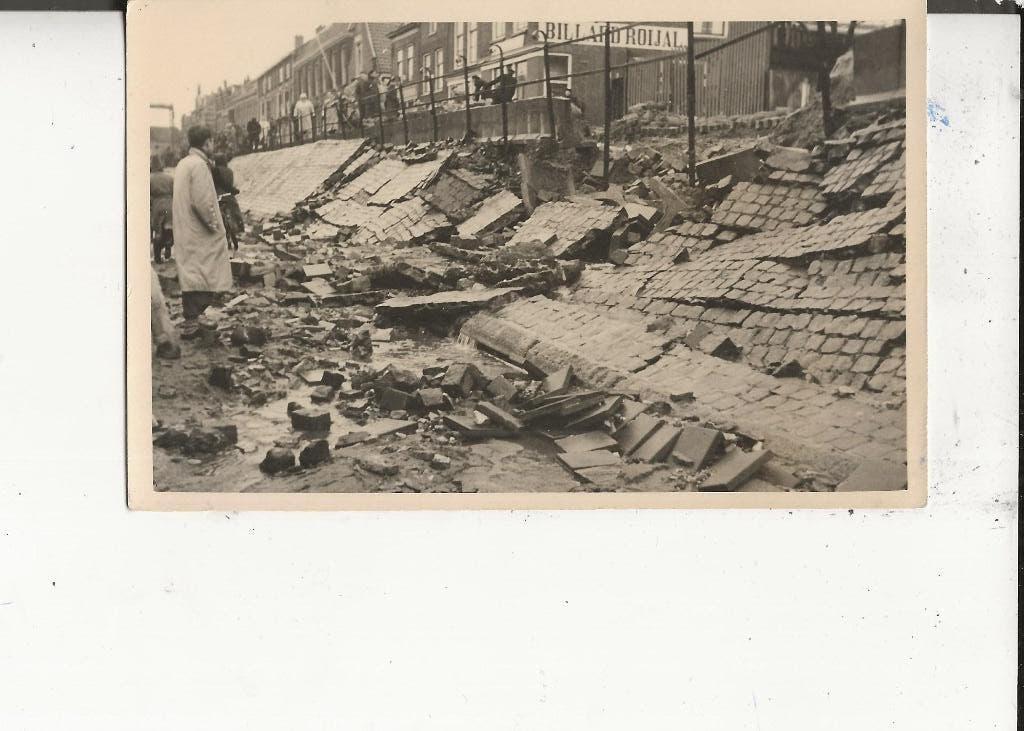Dordrecht Ingestorte dijk voor Billard Roijal 1953 Foto, Verzamelen, Ophalen of Verzenden, 1940 tot 1960, Ongelopen, Zuid-Holland