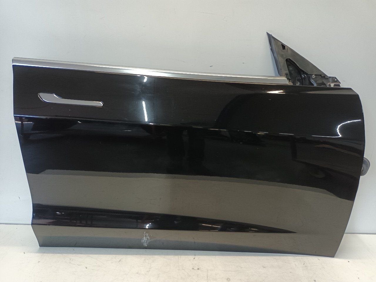 Portier rechts voor Tesla Model 3, Auto-onderdelen, Onderdelen@venauto.nl, Van der Ven Autorecycling B.V., Gebruikt, Ettenseweg 76, 4706 PB Roosendaal, The Netherlands