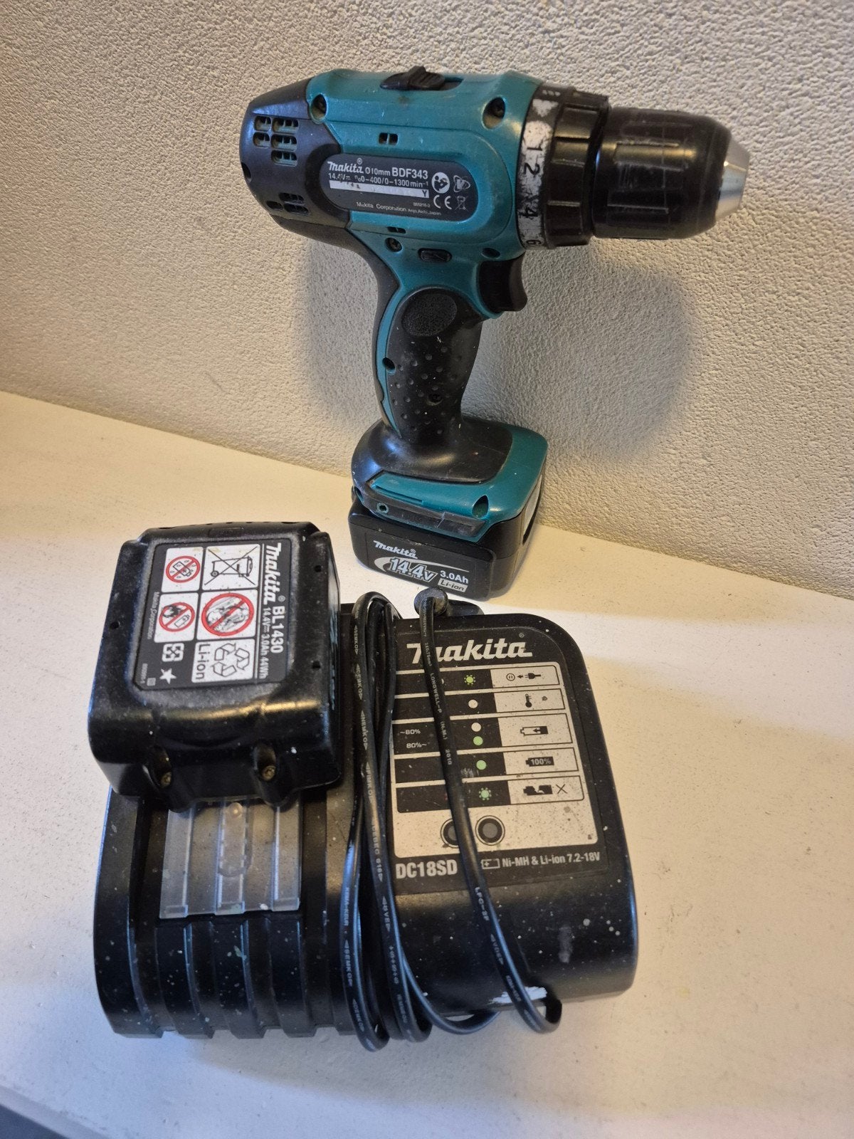 Makita BDF343 Boor-/Schroefmachine met 2 accu's en lader, Ophalen of Verzenden, Gebruikt, Minder dan 400 watt, Boor- en Schroefmachine