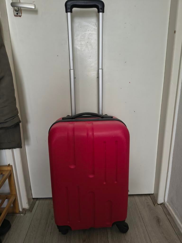 Rode koffer 28 liter 33x20x52 cm, Sieraden, Tassen en Uiterlijk, Koffers, Gebruikt, Hard kunststof, 70 cm of meer, Uitschuifbare handgreep