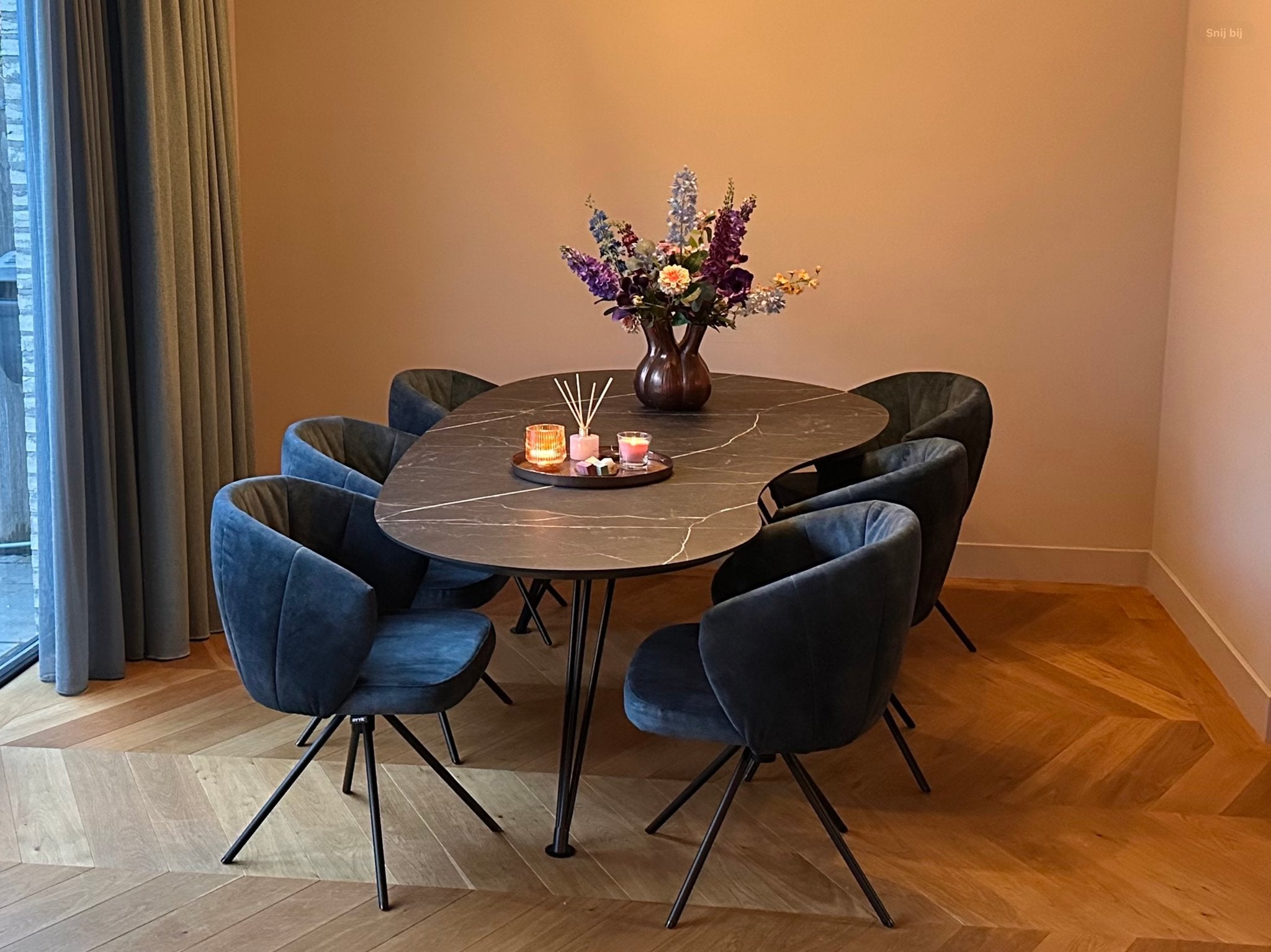 Elegante eettafel en bijpassende salontafel, Ophalen, 100 tot 150 cm, 200 cm of meer, Zo goed als nieuw