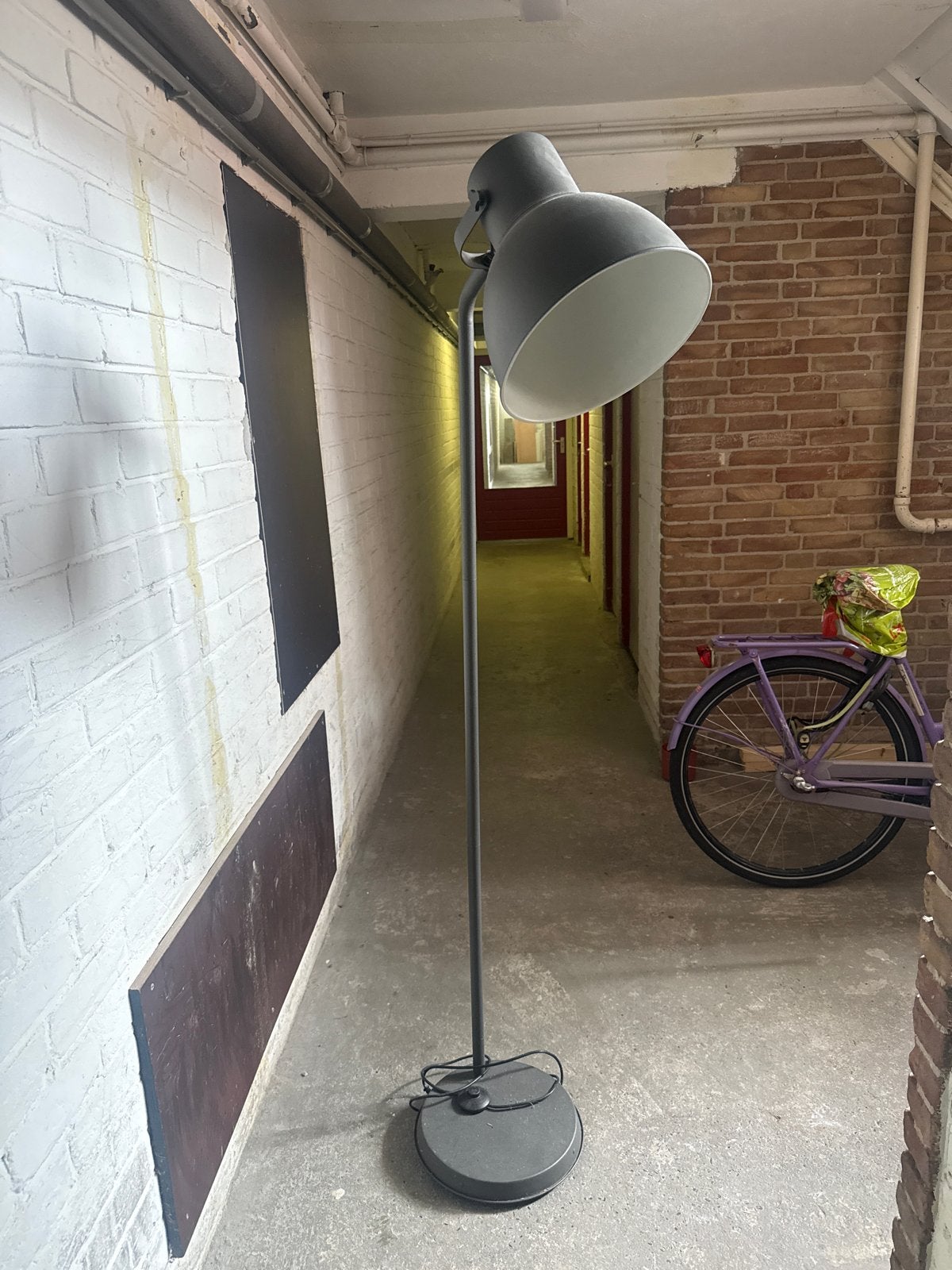 Grijze staande lamp met grote kap, Huis en Inrichting, Ophalen, Gebruikt, E27 (groot), Metaal