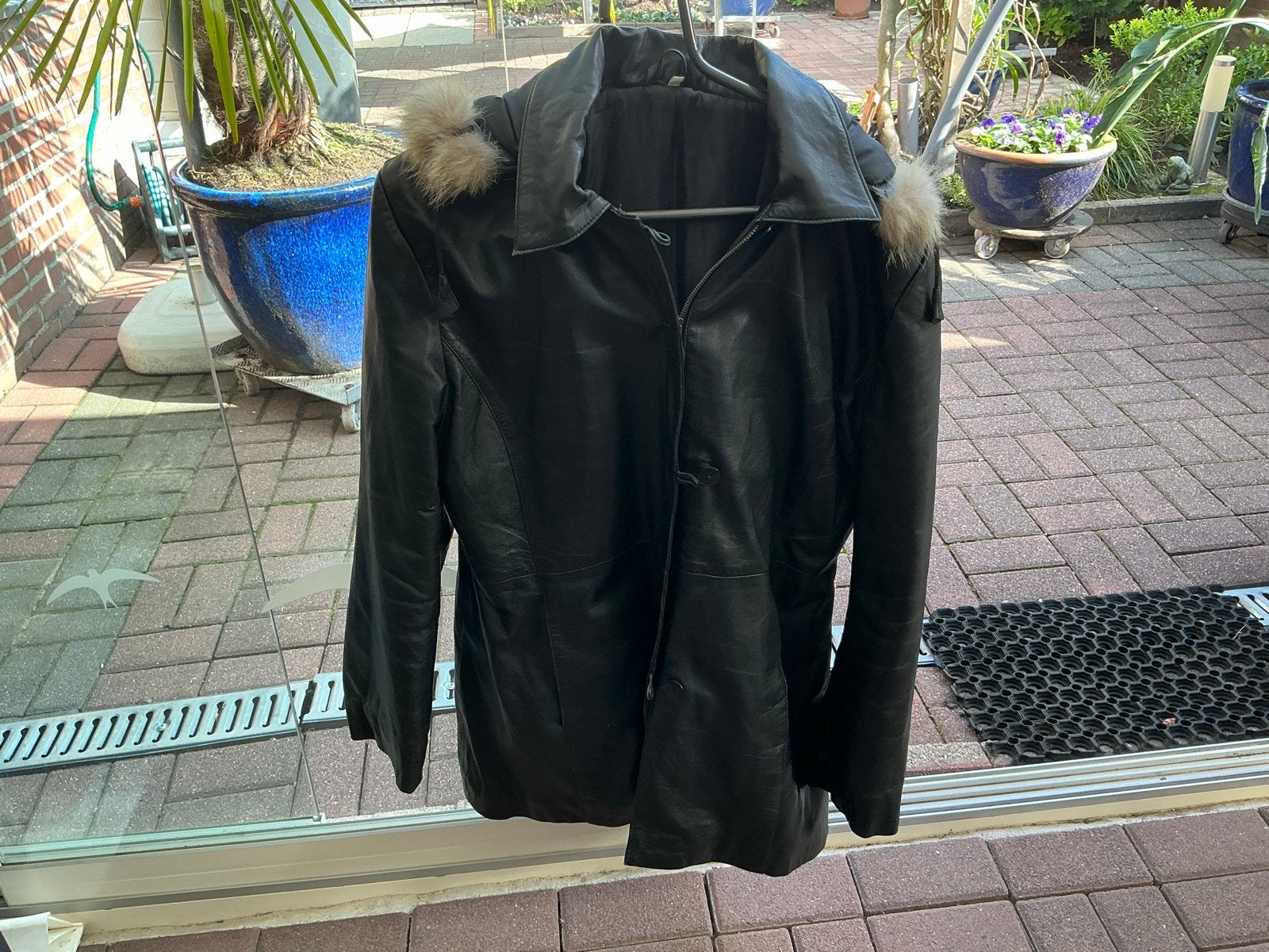 Stijlvolle Zwarte Leren Jas met Bontkraag en okergele jas, Ophalen of Verzenden, Zo goed als nieuw, Maat 42/44 (L), Zwart