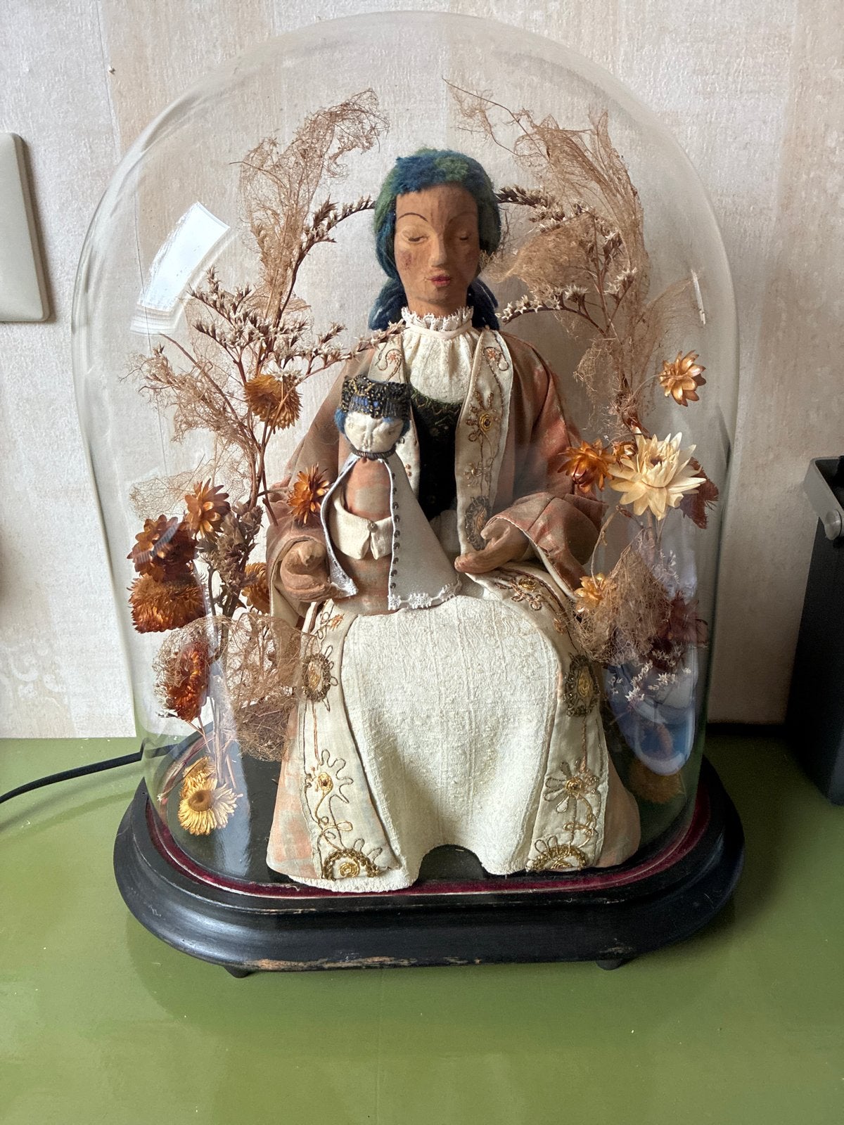 Antieke madonna met kind in glazen stolp, Ophalen