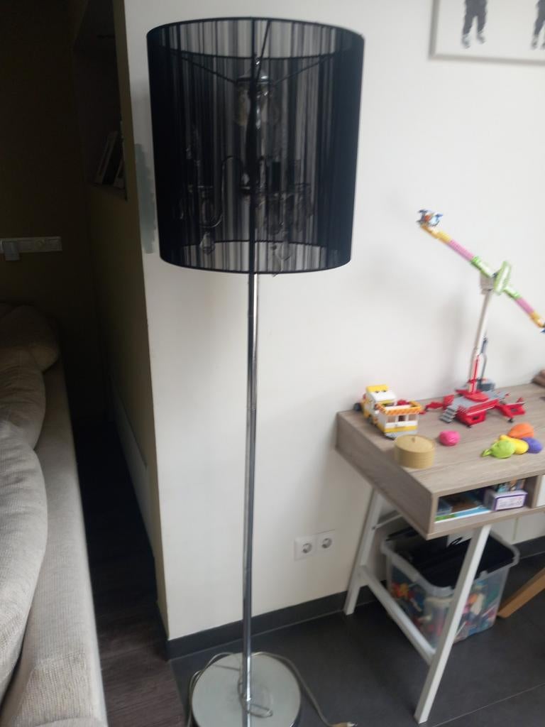 Elegante staande lamp met zwarte kap en kristallen details, Gebruikt, Ophalen of Verzenden, Modern, Glamour, Metaal