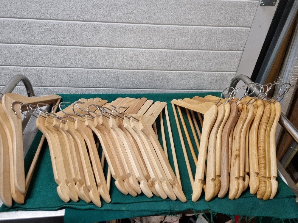 kleerhangers van hout 29 stuks, Kleding | Dames, Kledinghangers, Ophalen of Verzenden, 'T Olde Gre-j, Info@toldegrej.nl, Endepoelstraat 20f Didam
