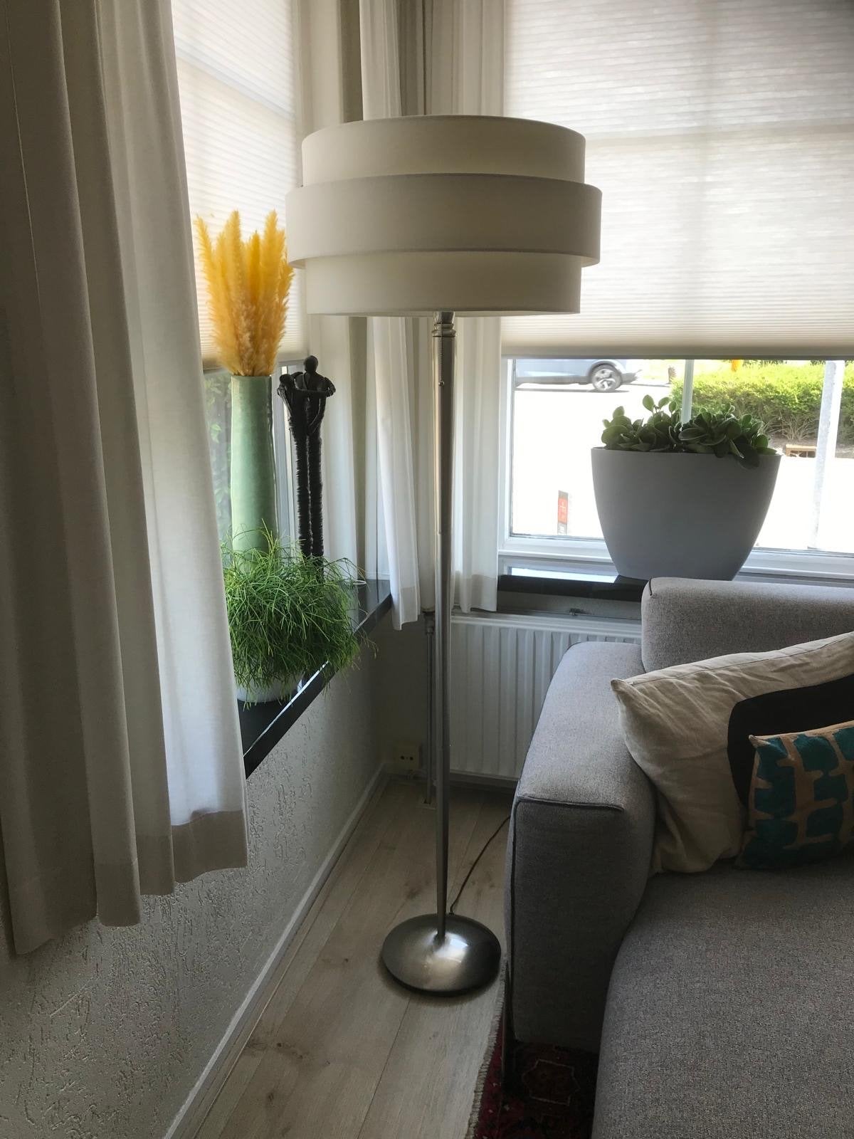 2x Moderne vloerlamp met gelaagde stoffen kap, zgan!, Huis en Inrichting, Lampen | Vloerlampen, Ophalen, Zo goed als nieuw, Metaal