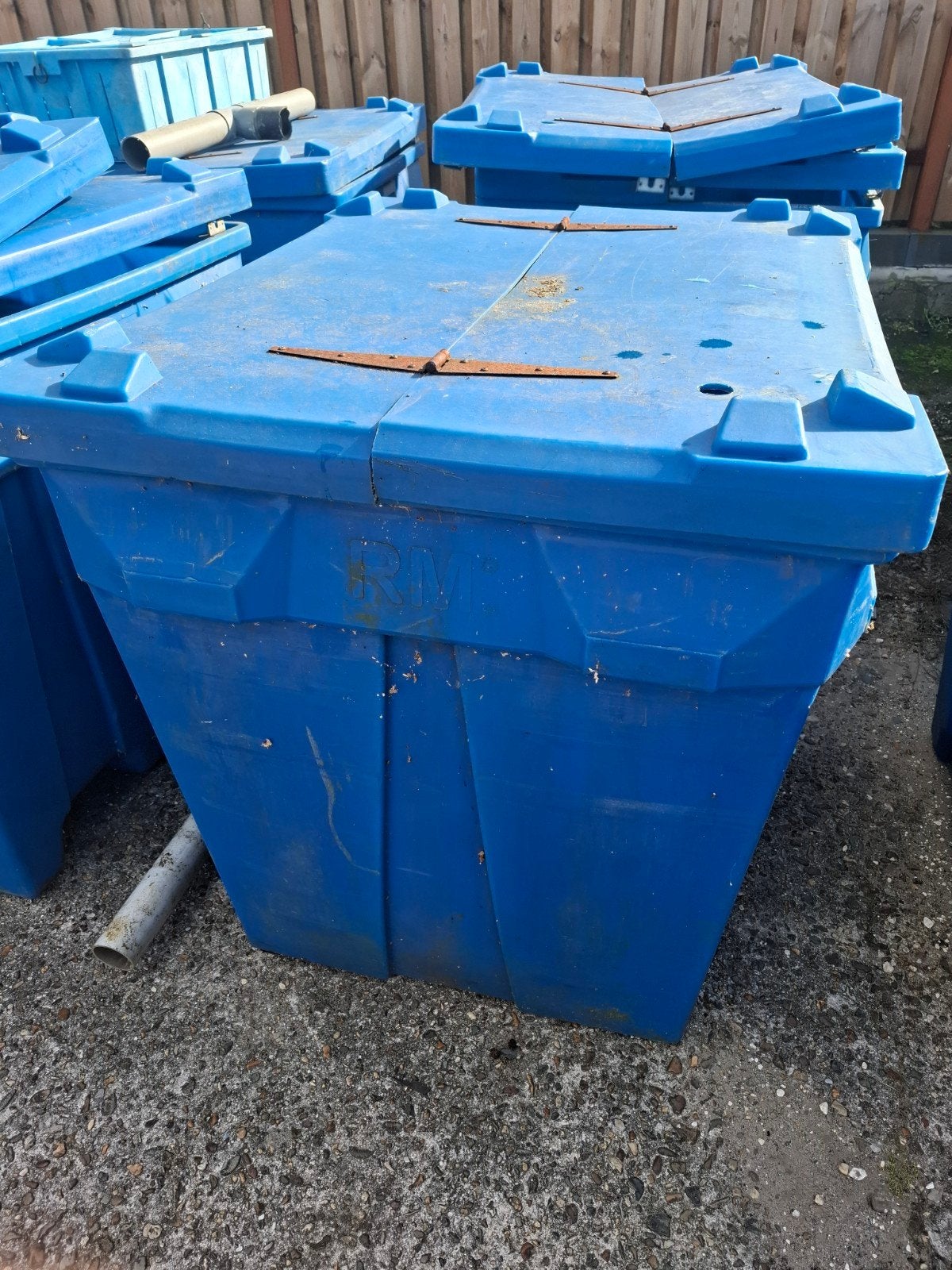 Grote blauwe plastic bak met deksel, Ophalen