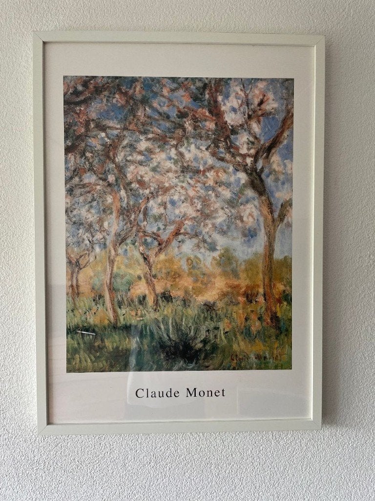 Claude Monet “Printemps à Giverny” in witte houten lijst, Ophalen, Minder dan 50 cm, Foto of Poster