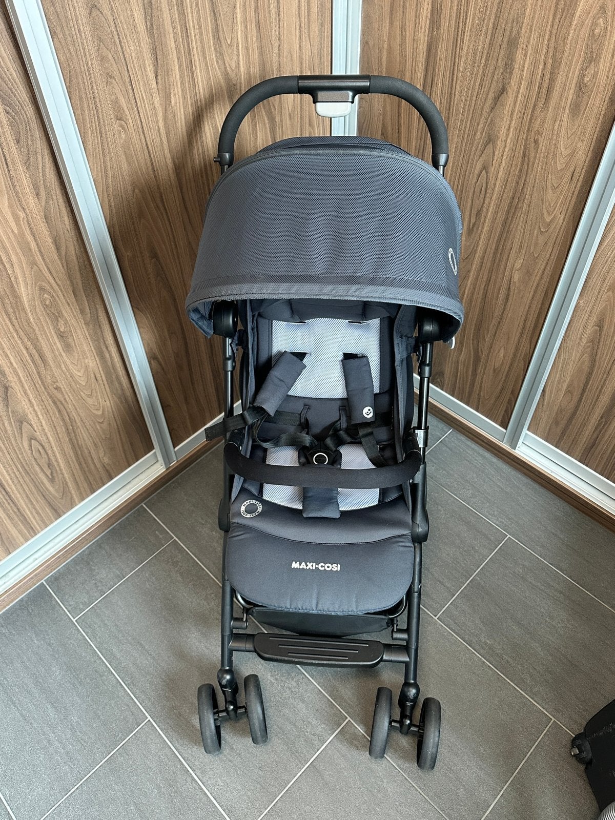 Buggy Maxi-Cosi Lara2 - Essential Graphite, Kinderen en Baby's, Buggy's, Gebruikt, Maxi-Cosi, Verstelbare rugleuning, Zonnekap
