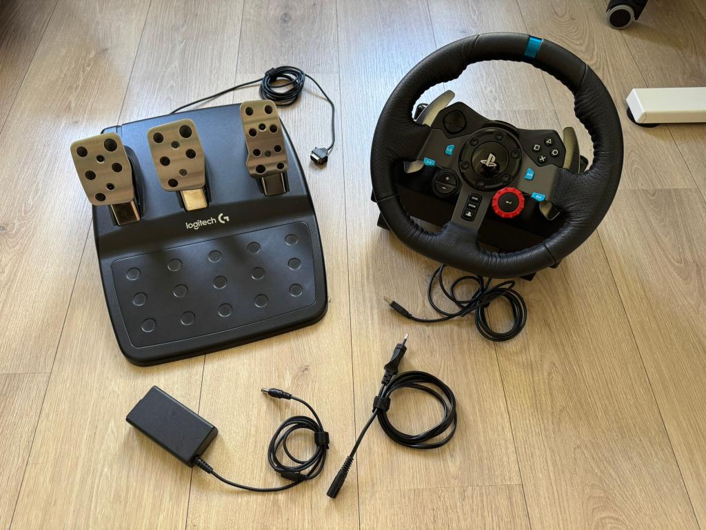Logitech G29 Driving Force Racestuur + Pedalen (PS5/PS4/PC), Spelcomputers en Games, Spelcomputers | Sony PlayStation Consoles | Accessoires