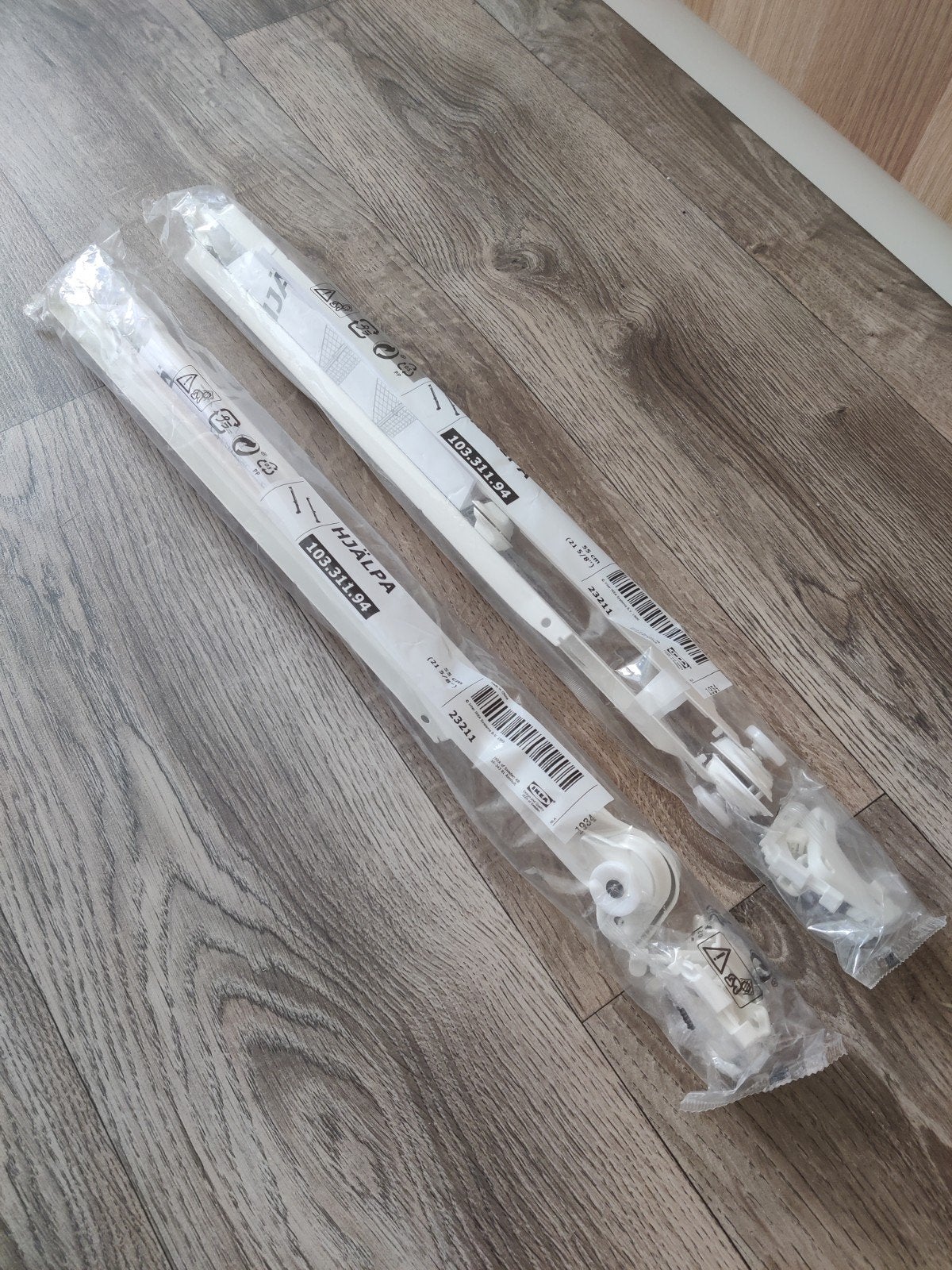 2 x set van 2 IKEA HJÄLPA Uittrekrail voor manden wit 55 cm, Ophalen, Nieuw