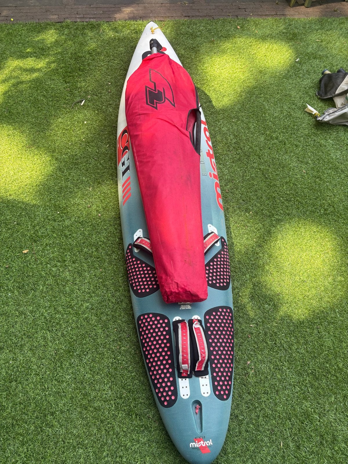Complete Mistral Edge 268 board, zeil, mast, giek + hoes, Gebruikt, Met giek, 5 tot 6.5 m², Ophalen of Verzenden
