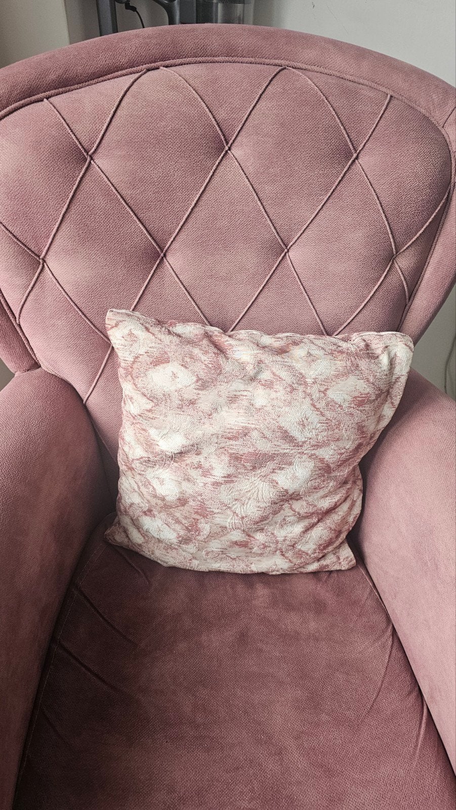 2 stuks Comfortabele oudroze fauteuils met kussen, Ophalen, Gebruikt, Klassiek, Comfortabel, 75 tot 100 cm