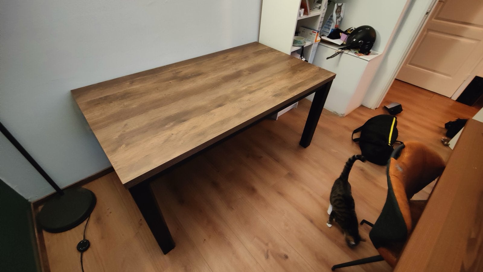 Eettafel met donkere houtlook en metalen poten, Ophalen, Kunststof, Gebruikt, 50 tot 100 cm